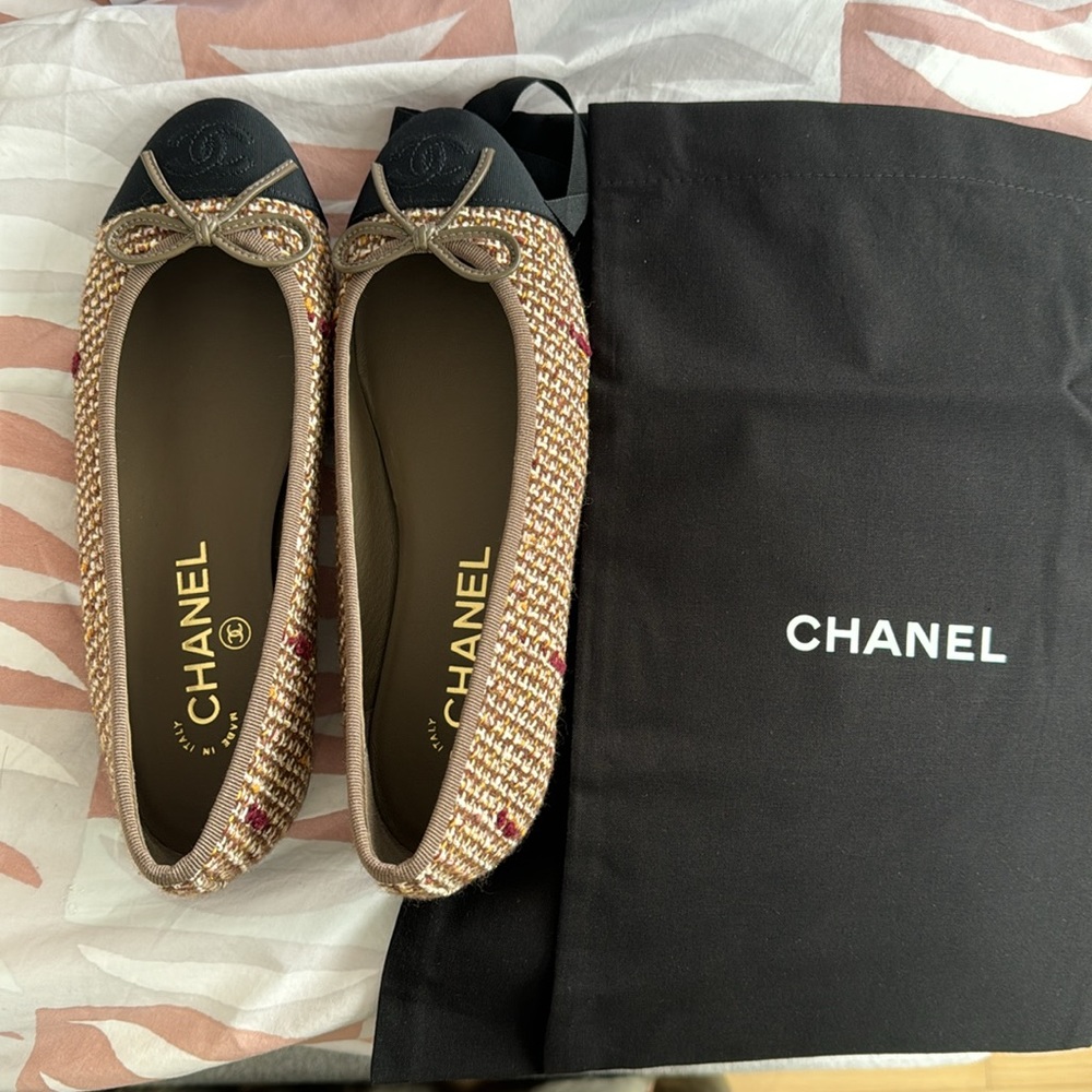 Chanel tweed ballet flats, size 36. Never worn. Dust bags and box included.